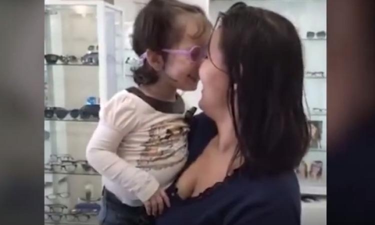 Τυφλό κοριτσάκι βλέπει για πρώτη φορά τη μαμά της!