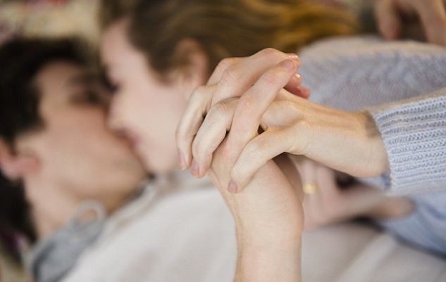 Προσέξτε ποιον φιλάτε: Ιός που βρίσκεται στο σάλιο προκαλεί… στειρότητα