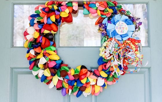 DIY: Φτιάξτε πολύχρωμο στεφάνι από μπαλόνια για το παιδικό πάρτι