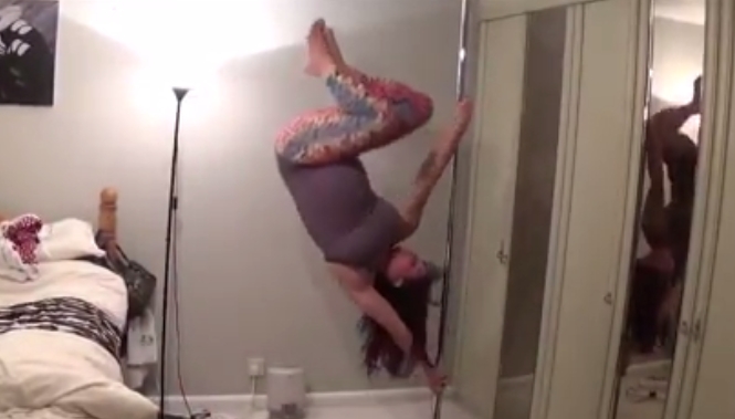 ‘Εγκυος κάνει pole dancing λίγο πριν τον τοκετό!
