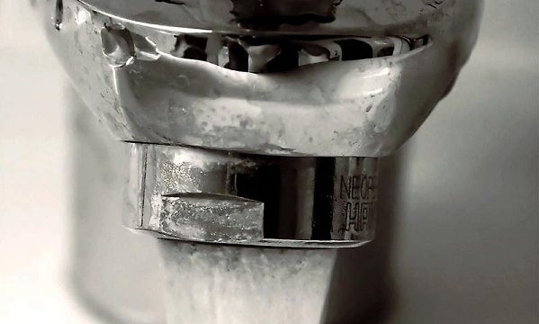Το απλό κόλπο για να εξαφανίσετε τα άλατα από κουζίνα και μπάνιο