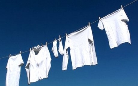 Πώς να διατηρείτε τα ρούχα σας κατάλευκα χωρίς χλωρίνη