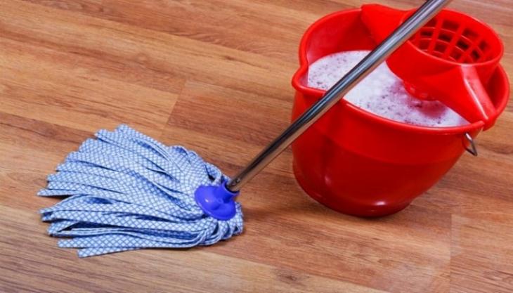 Απαλλαγείτε από την άσχημη μυρωδιά της σφουγγαρίστρας με μια κίνηση