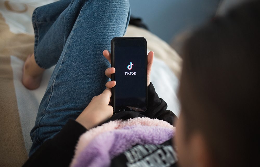 Έρευνα: Τι προκαλεί το Tik Tok στους εφήβους