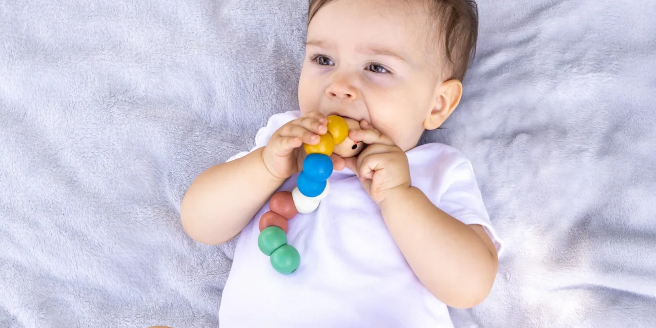 Γιατί τα μωρά βάζουν τα πάντα στο στόμα τους; Οι λόγοι θα σε εκπλήξουν