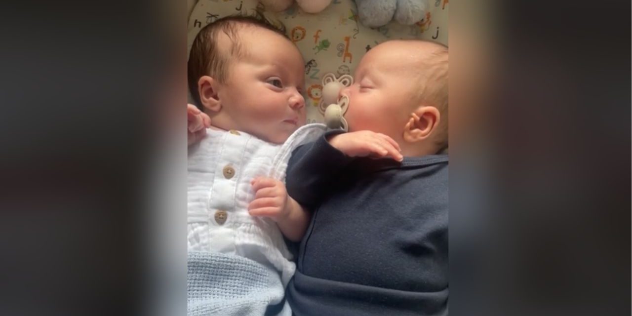 FOMO baby: Νεογέννητο με το μάτι συνεχώς… «γαρίδα» έχει τρελάνει το διαδίκτυο