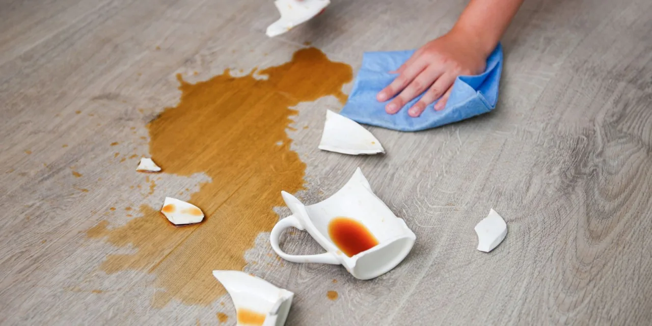 Σπασμένα γυαλιά στο πάτωμα: 3 tips για να τα μαζέψετε με ασφάλεια