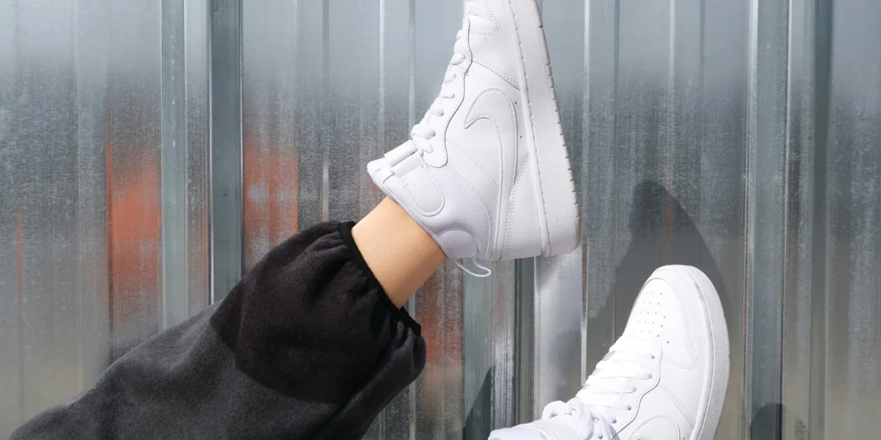 Λευκά sneakers: Πώς θα τα περιποιηθείς για να μοιάζουν σαν καινούργια