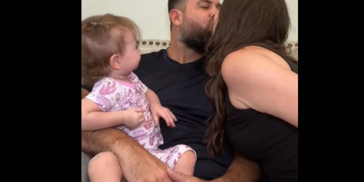 Η απίστευτη αντίδραση μωρού όταν φιλήθηκαν οι γονείς του «έριξε» το TikTok
