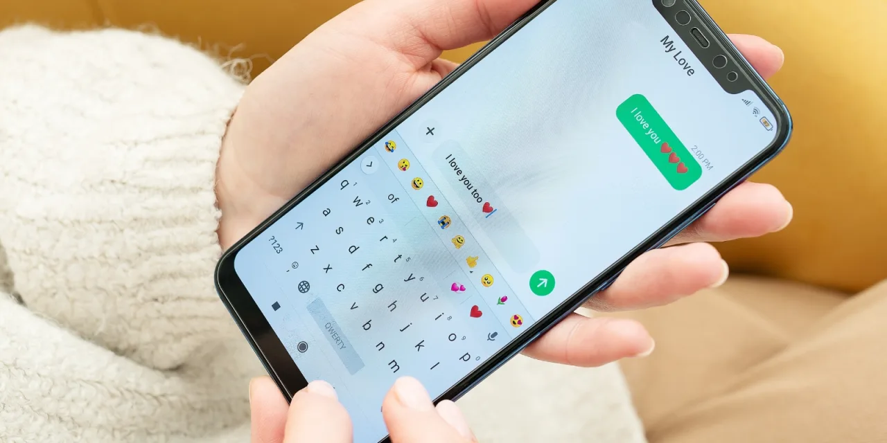 Στέλνετε emoji στο chat με το ταίρι σας: Σημάδι οικειότητας ή πρόβλημα επικοινωνίας;