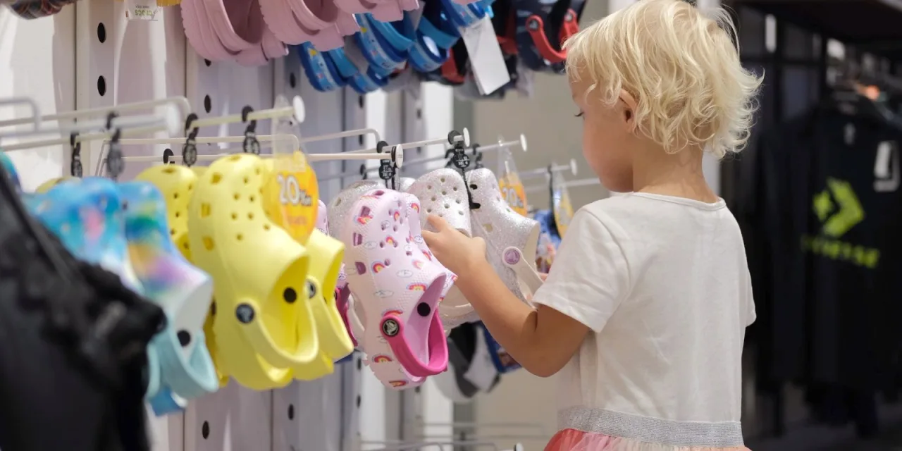 Crocs: Είναι ασφαλή για τα παιδιά τα αγαπημένα παπούτσια των fashionistas;