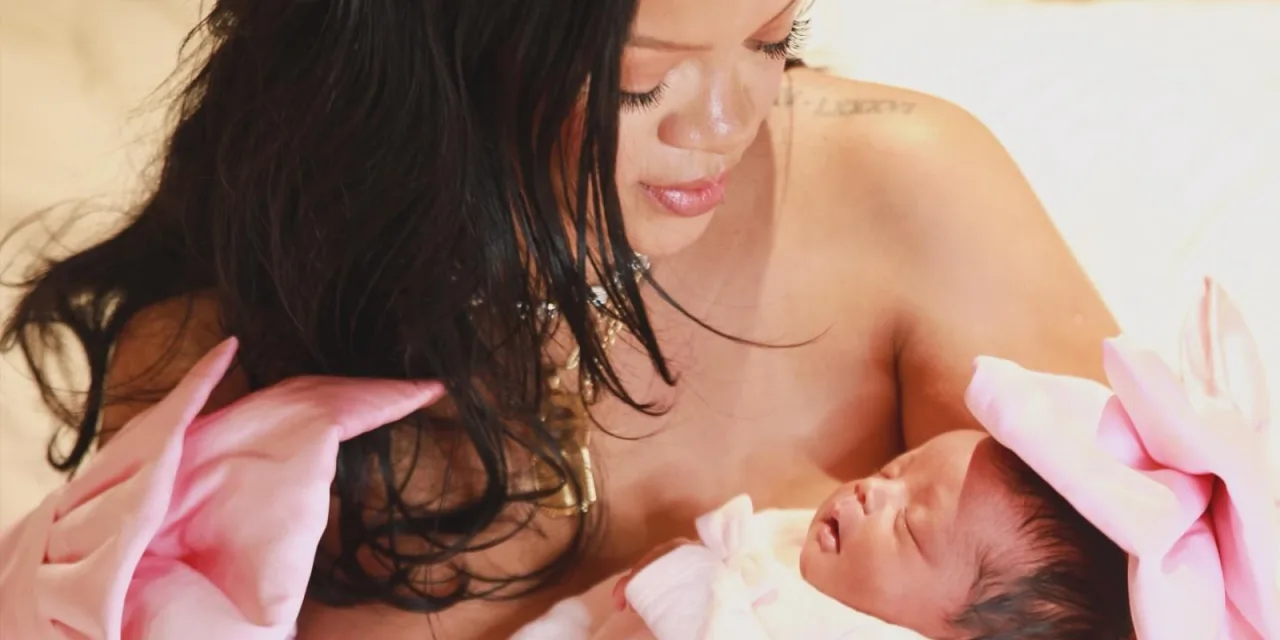 Η Rihanna έφερε στον κόσμο το κοριτσάκι της και λατρέψαμε τα ροζ mini me γαντάκια του μποξ