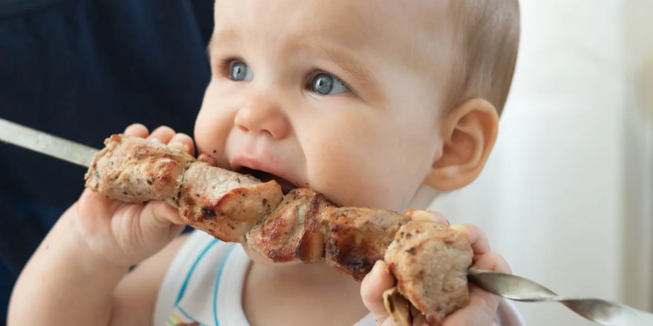 #Carnivore Babies: Τα μωρά που τρώνε μόνο κρέας – Τι πρέπει να γνωρίζετε για το trend στο TikTok