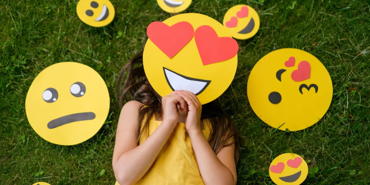 Νομίζεις ότι τα emoji προστατεύουν το πρόσωπο του παιδιού σου; Η αλήθεια για τις φωτογραφίες στα social