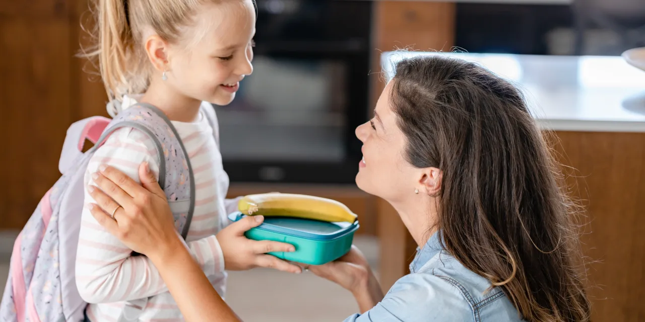 Τέλος η πρωινή «μάχη»: 8 tips για να πηγαίνει το παιδί σχολείο στην ώρα του χωρίς γκρίνια
