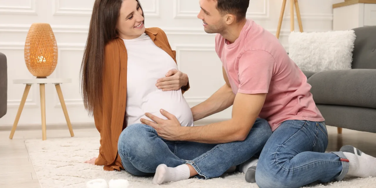 «Είμαστε έγκυοι»: Γιατί αυτή η φράση μπορεί να ταράξει την ισορροπία του ζευγαριού