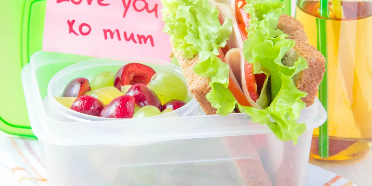 Αγοράκι έσκιζε τα σημειώματα του παιδιού της: Η αντίδραση της μαμάς που κανείς δεν περίμενε