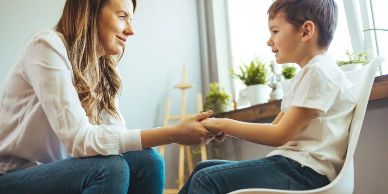 Η στιγμή που ένωσε μαμά και θετή μητέρα: Μια αληθινή ιστορία συμφιλίωσης