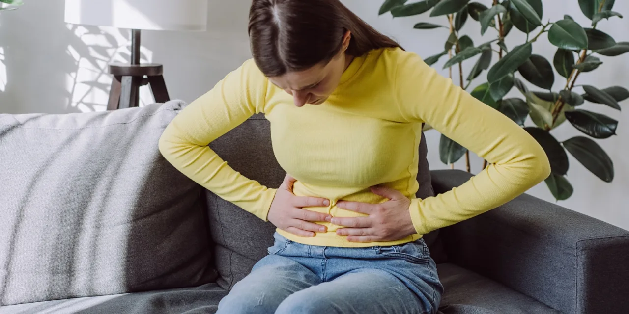 Κράμπες εμφύτευσης ή απλώς περίοδος; Τα σημάδια που θα σε βοηθήσουν να ξεχωρίσεις τη διαφορά