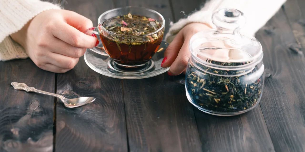 Άσπρα μούρα, μαύρα μούρα, βότανα και γιατροσόφια: Φυσικά βοηθήματα γονιμότητας ή μύθοι;