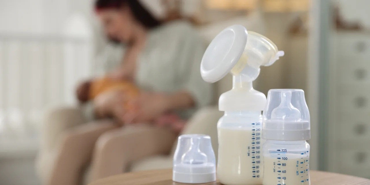 Δασκάλα αντλεί μητρικό γάλα ενώ διδάσκει και η έκπληξη των μαθητών της συγκινεί