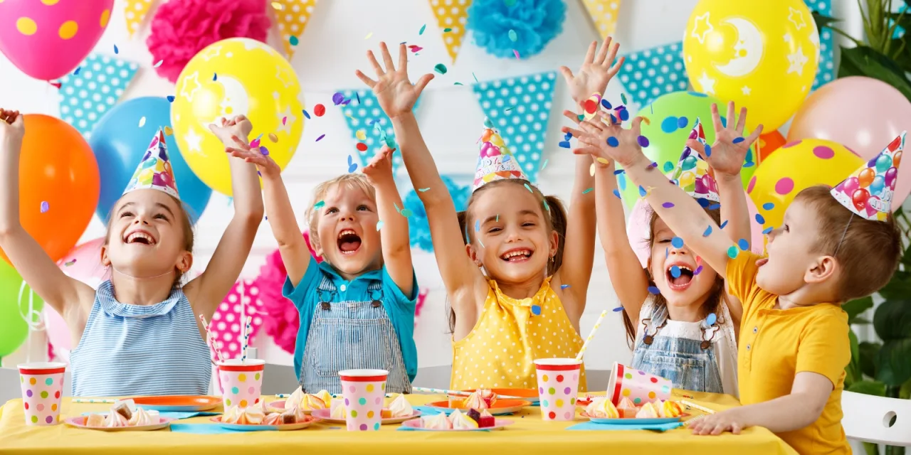 Έχετε προσκλήσεις για παιδικό πάρτι, αλλά ελάχιστο budget;  Ένα έξυπνο κόλπο που…. σώζει!