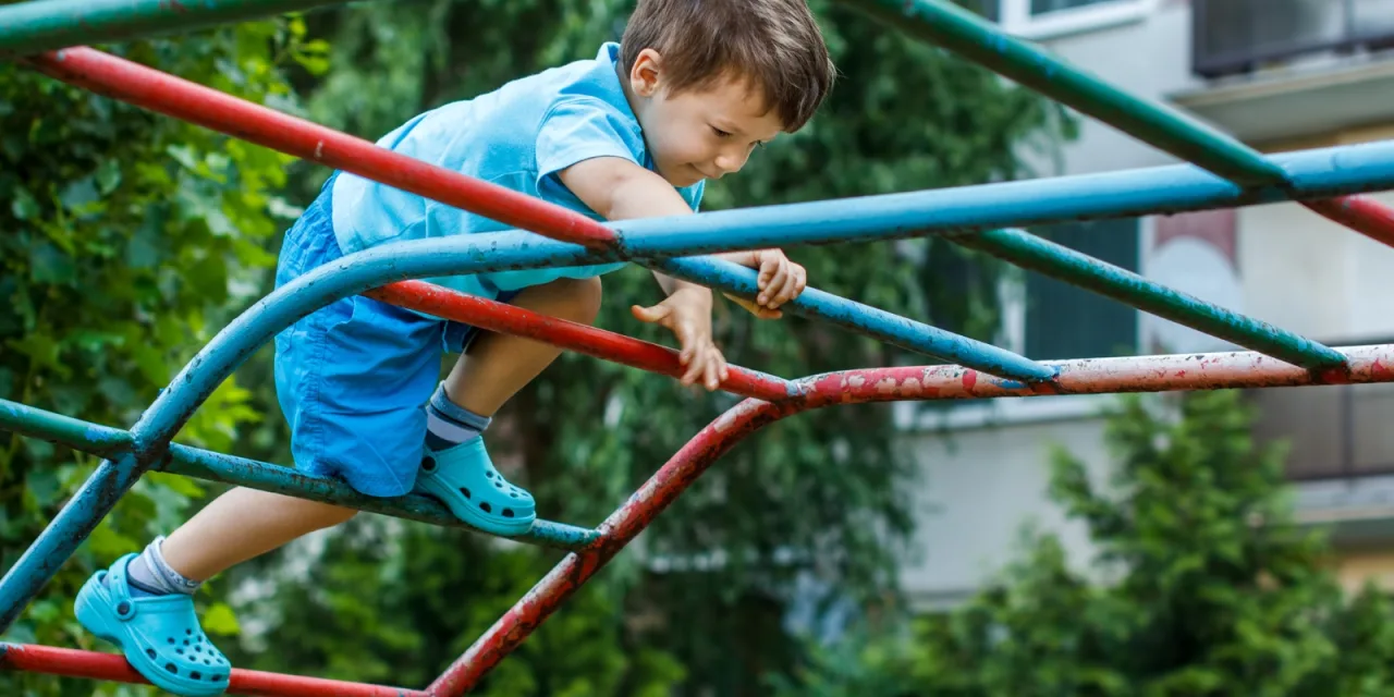 Πόσες φορές λένε «Πρόσεχε!» οι γονείς στα παιδιά τους; Η απάντηση θα σε εκπλήξει