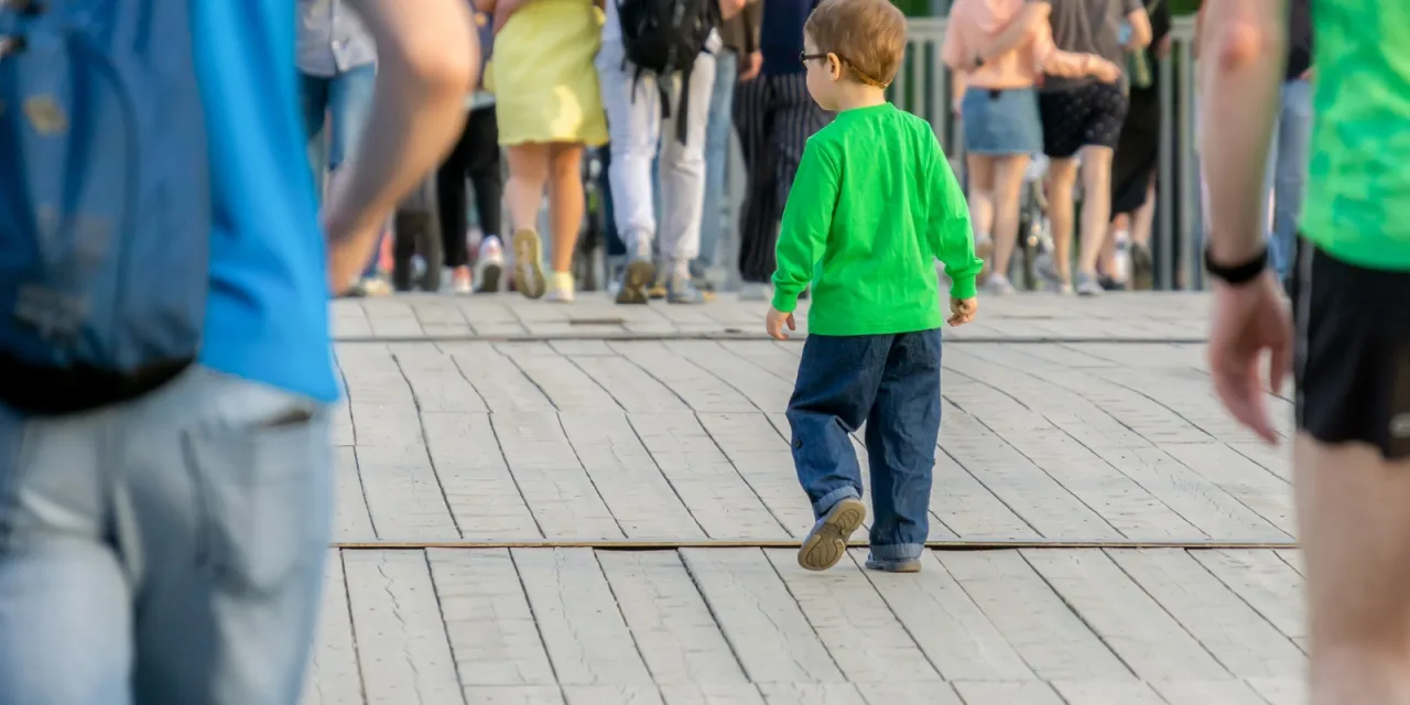 5 πράγματα που χρειάζεται να ξέρει κάθε παιδί, αν χαθεί στο πλήθος