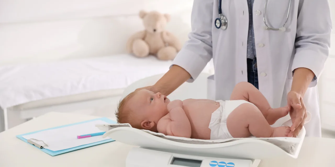Το μωρό έχασε βάρος μετά τη γέννηση, είναι φυσιολογικό;