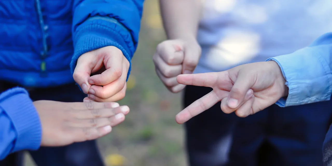 «Πέτρα – ψαλίδι – χαρτί»: Τι μαθαίνει το παιδί από αυτό το απλό, αλλά διαχρονικό παιχνίδι;
