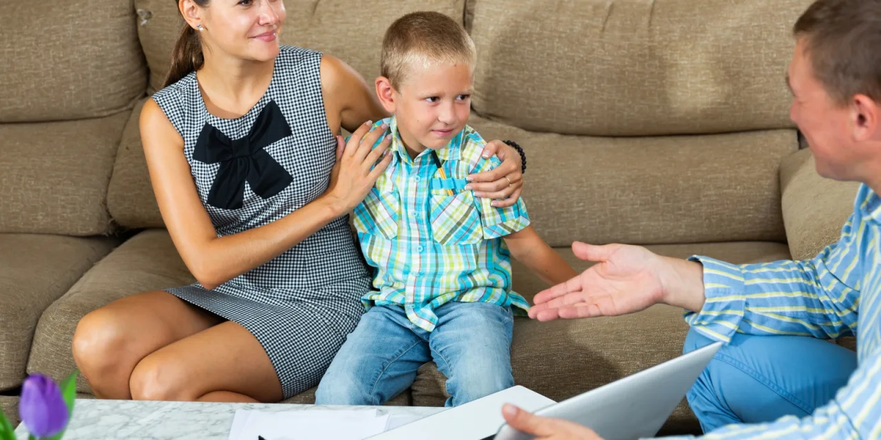 «Πες ευχαριστώ, χαιρέτα κι εσύ»: Μήπως πιέζουμε τα παιδιά να είναι ευγενικά με το ζόρι;