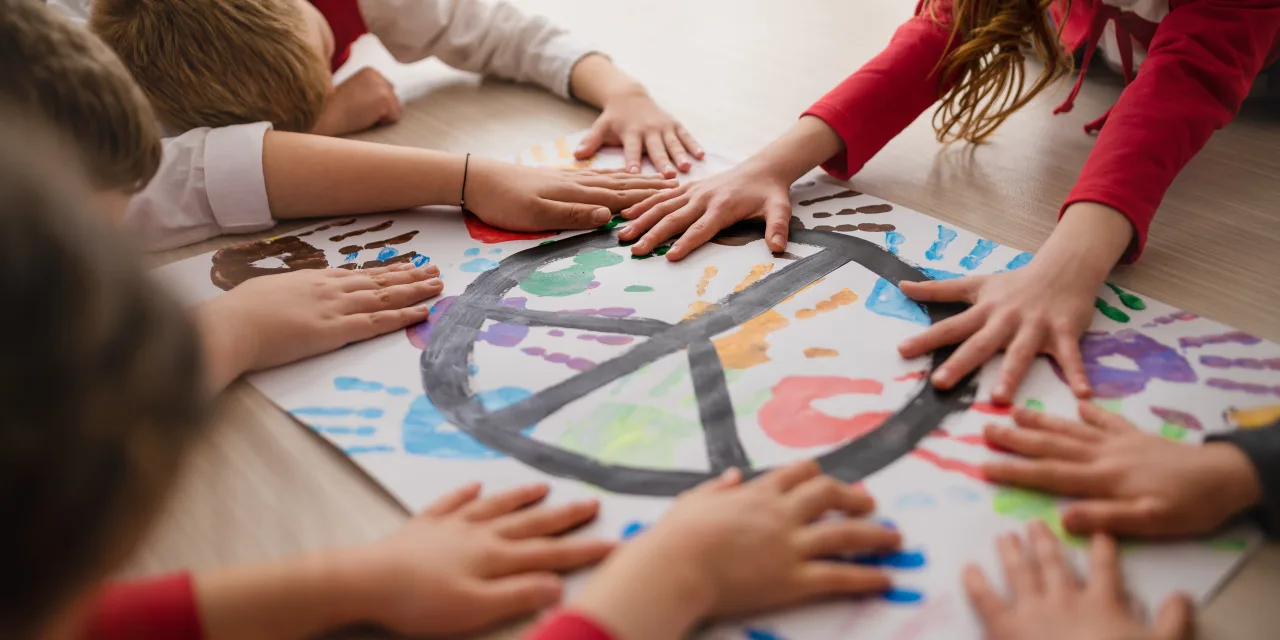 «Εύχομαι να σταματήσει ο θόρυβος των αεροπλάνων»: Τα παιδιά στις εμπόλεμες ζώνες δίνουν φως κι ελπίδα