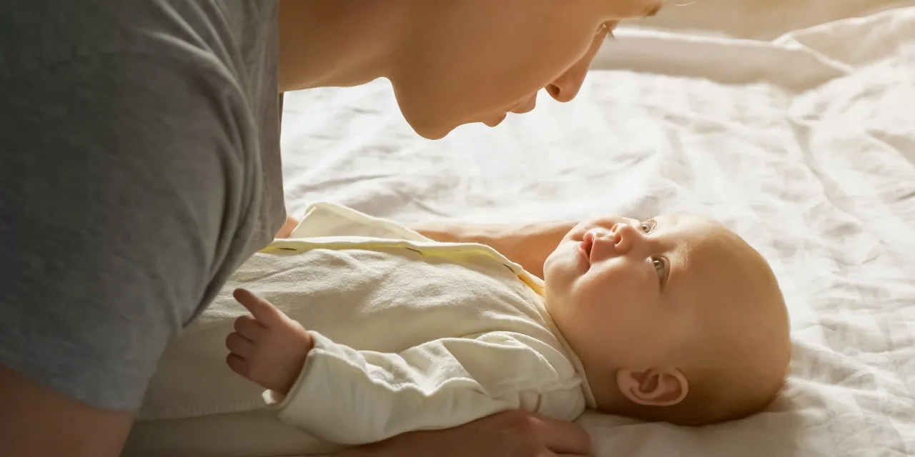 Πώς το βλέμμα σου μπορεί να γίνει το πρώτο βήμα για την ομιλία του μωρού