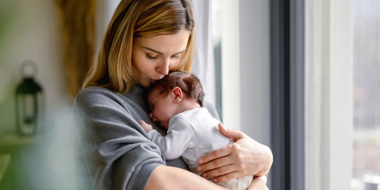 Η απρόσμενη επιστήμη πίσω από το χάδι της μαμάς – Γιατί ηρεμεί τόσο βαθιά τα μωρά