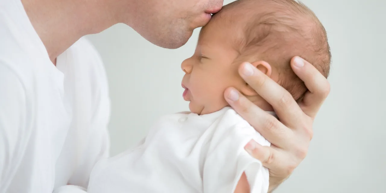 Μπαμπάς για πρώτη φορά: Πώς να διαχειριστείς το άγχος και να παραμείνεις ψύχραιμος