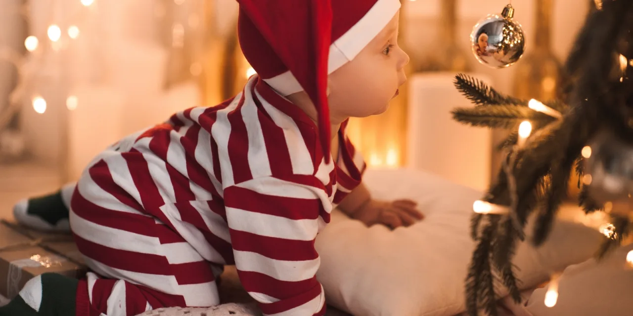 Χριστουγεννιάτικο δέντρο με μωρό που περπατάει; Όσα πρέπει να προσέξετε