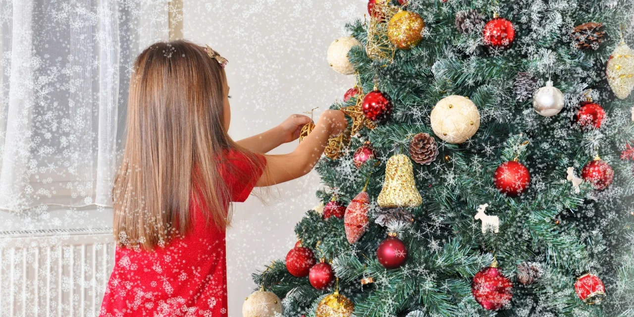 Τα Χριστούγεννα των ’90s με το ασημένιο δέντρο, τα πολύχρωμα στολίδια και τον φουσκωτό Άγιο Βασίλη