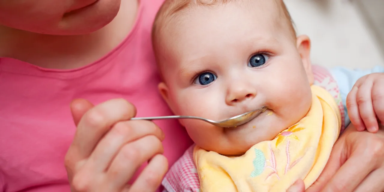 Μαμά ταΐζει το μωρό της υγιεινά… μέχρι που βλέπει πώς έτρωγε η ίδια το 2000 και λυγίζει