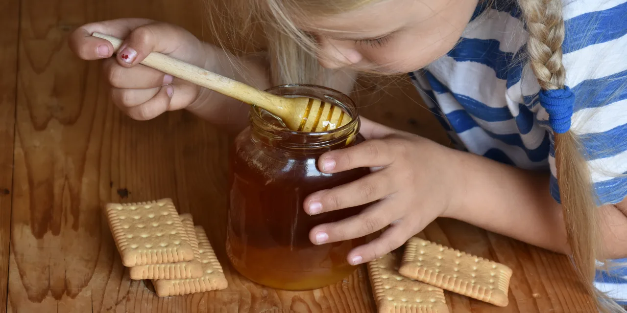 Πότε μπορεί το παιδί να φάει μέλι;