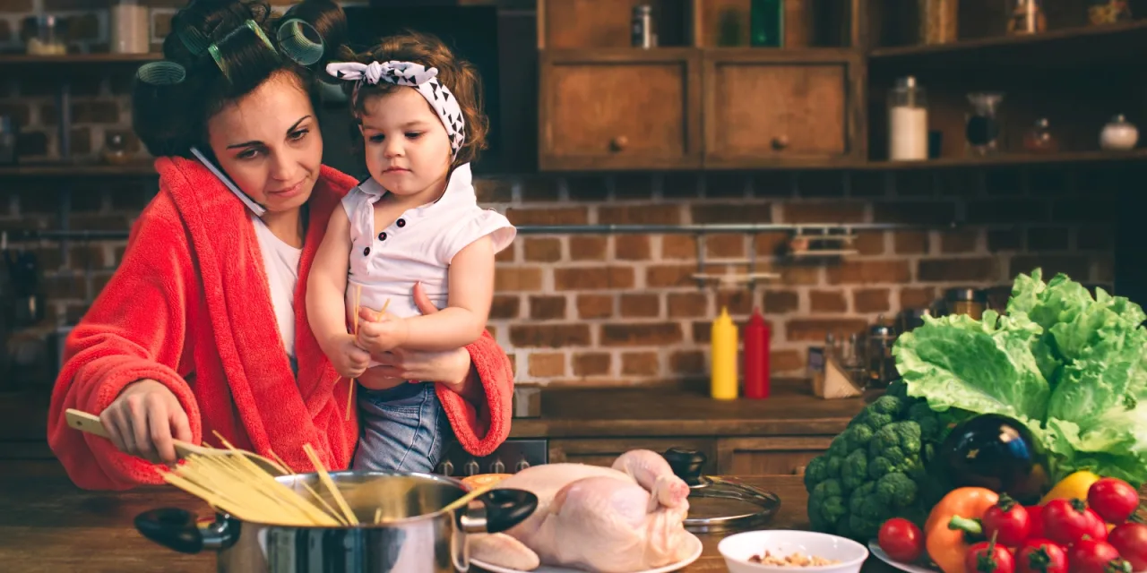 Τι είναι η «tradwife» και γιατί κάνει ξανά θόρυβο στα social – Σε τι διαφέρει από τη μαμά που μένει σπίτι