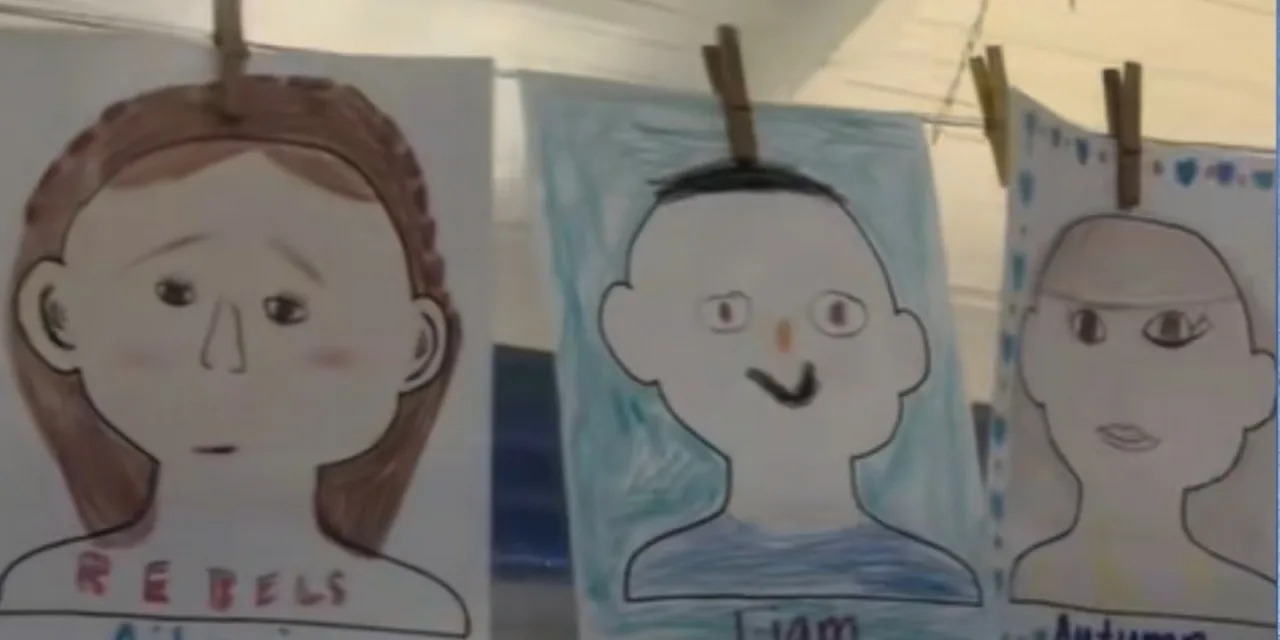 Το αυτοπορτρέτο 7χρονου που έκανε τη μαμά του να παγώσει και το TikTok να κλαίει από τα γέλια