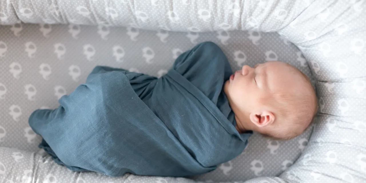 Η επιστήμη πίσω από τα swaddle κουβερτάκια: Γιατί είναι τόσο χρήσιμα στη ρουτίνα ύπνου του μωρού