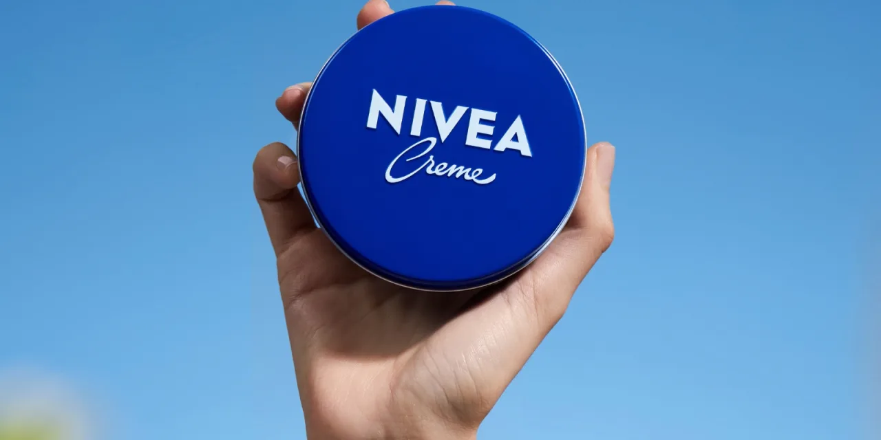 Το μπλε κουτί της NIVEA που λατρέψαμε από τα παιδικά μας χρόνια «κλείνει» τα 100