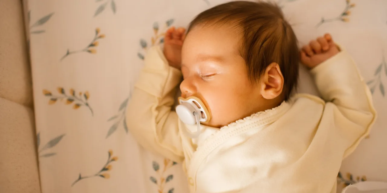 Πώς να κρατήσεις το μωρό ζεστό στην κούνια με απλούς και ασφαλείς τρόπους