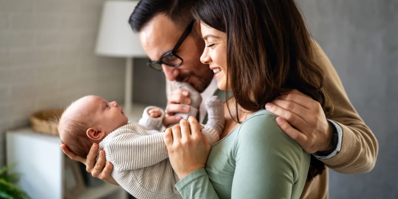 Το 96% των νέων γονιών κάνει «σκοτεινές» σκέψεις: Πόσο φυσιολογικό είναι σύμφωνα με την επιστήμη