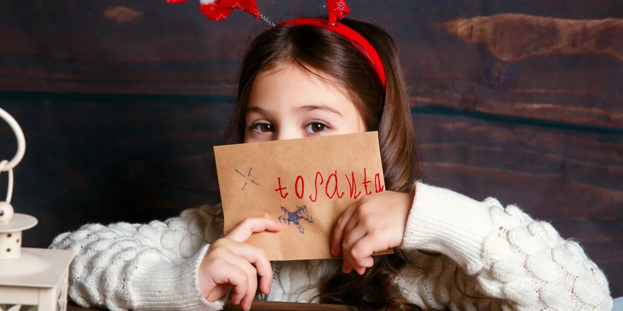 Γράμμα στον Άγιο Βασίλη: Οι «αμήχανες» παιδικές ευχές και πώς να τις διαχειριστείτε με αγάπη