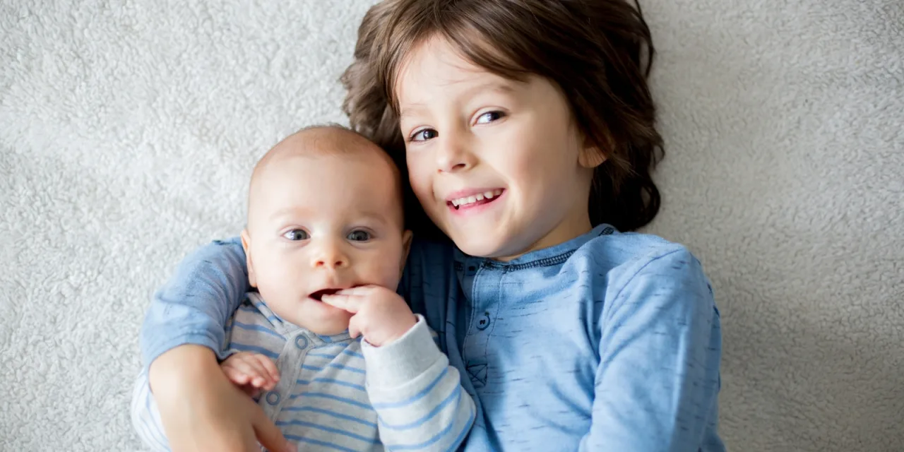 Πρέπει το μεγαλύτερο παιδί να προσέχει το μικρότερο; Η απάντηση της ψυχολόγου