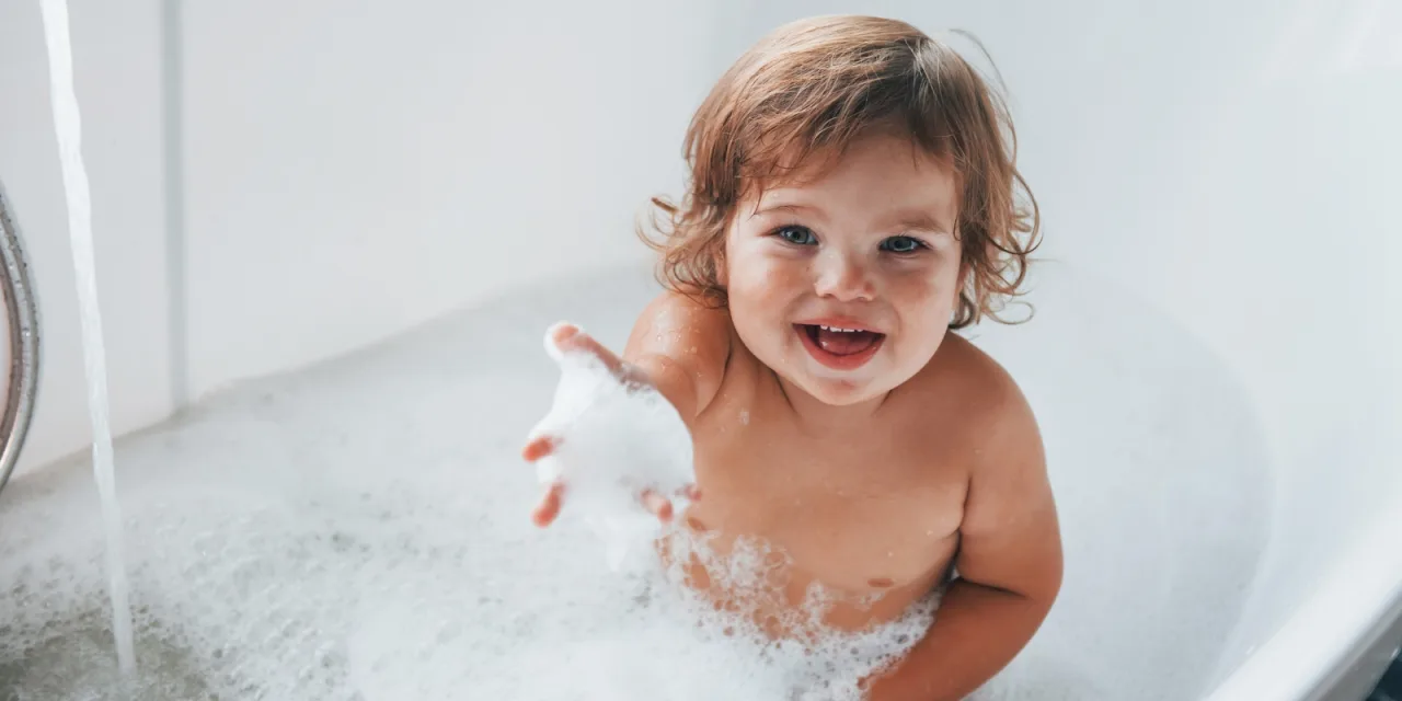 Από ποια ηλικία μπορεί το παιδί να κάνει μόνο του μπάνιο;