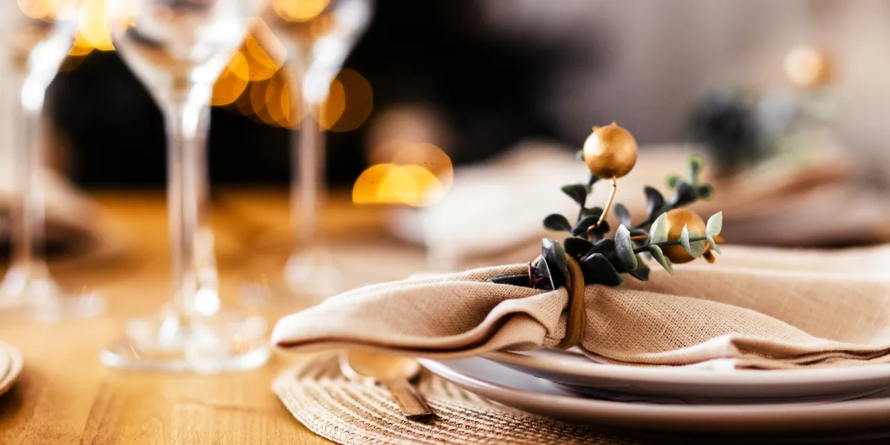 Ρεβεγιόν Πρωτοχρονιάς: Πώς να διακοσμήσετε ένα cool, αλλά άψογο τραπέζι