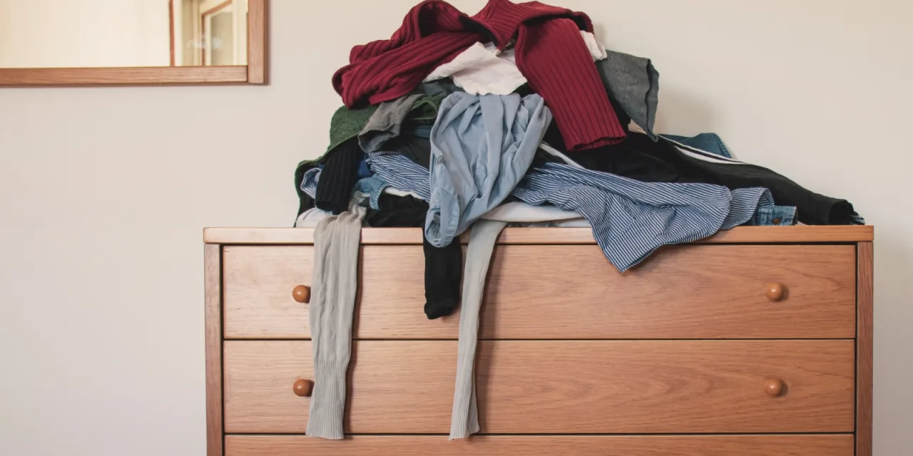 Τι συμβαίνει αν αφήσεις άπλυτα ρούχα στο δωμάτιο για πολλές μέρες;